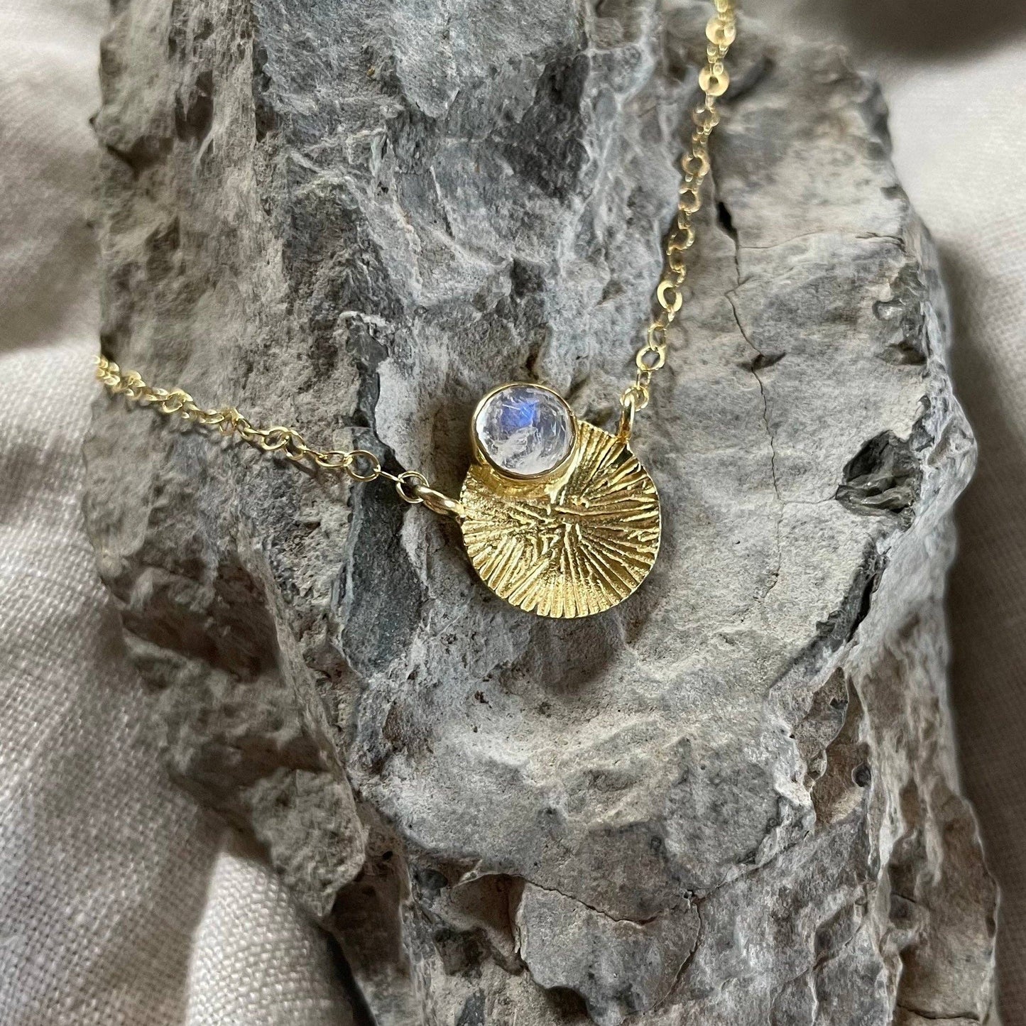 Dìon Necklace | Rainbow Moonstone & Gold