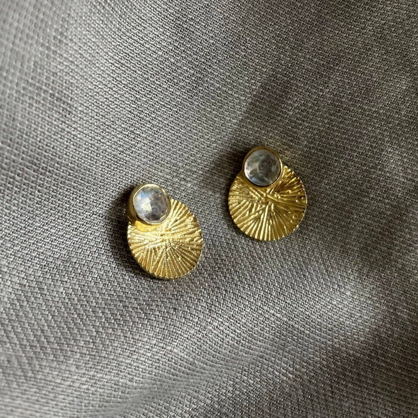 Dìon Earrings | Rainbow Moonstone & Gold