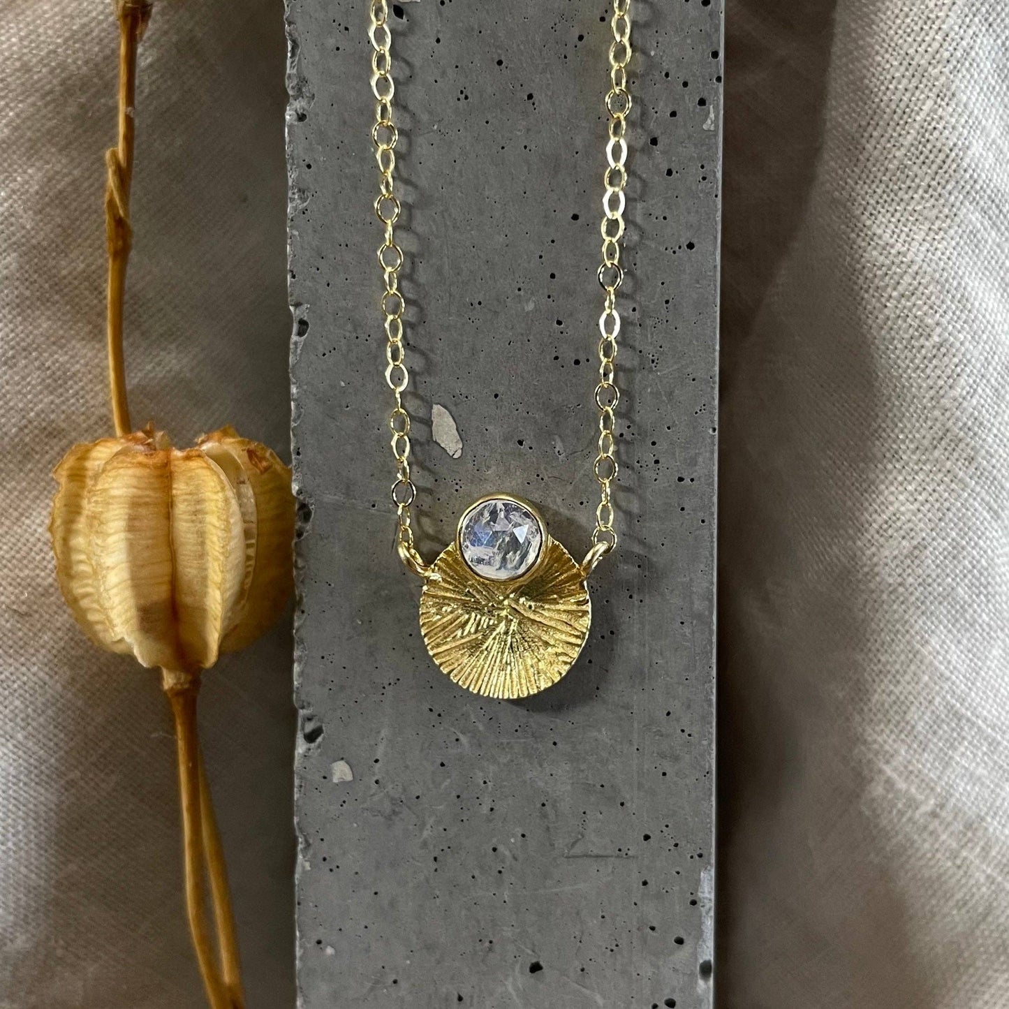 Dìon Necklace | Rainbow Moonstone & Gold