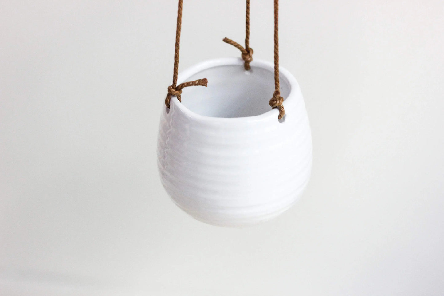Ribbed Glossy Hanging Pot | White